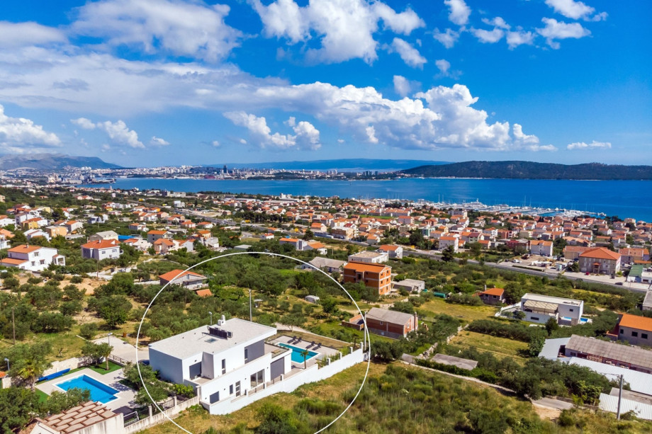 Perfectly located to get to the beach, supermarkets, restaurants in 5 min drive