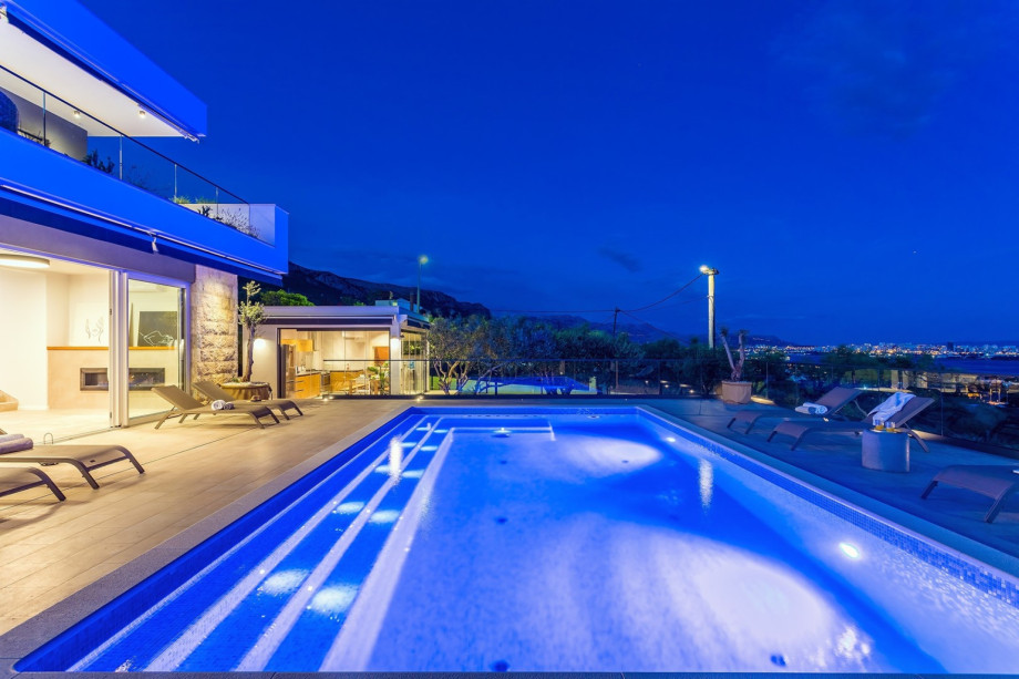 Organization of the lights in the outdoor area, give a great holiday mood.