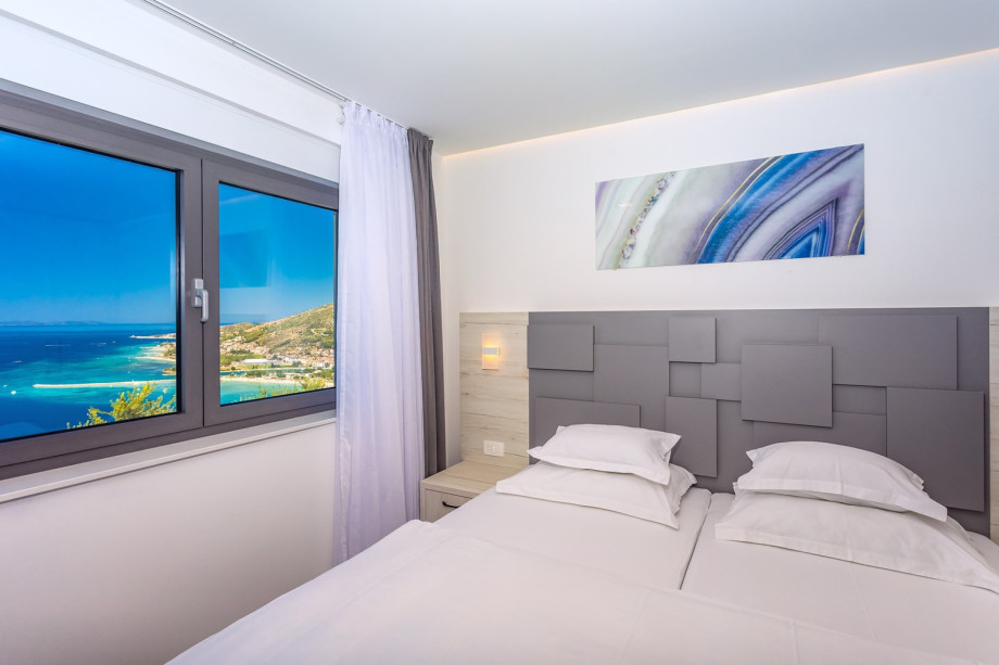 The bed in Bedroom No1 is 200x210cm and can separate into 2 single beds