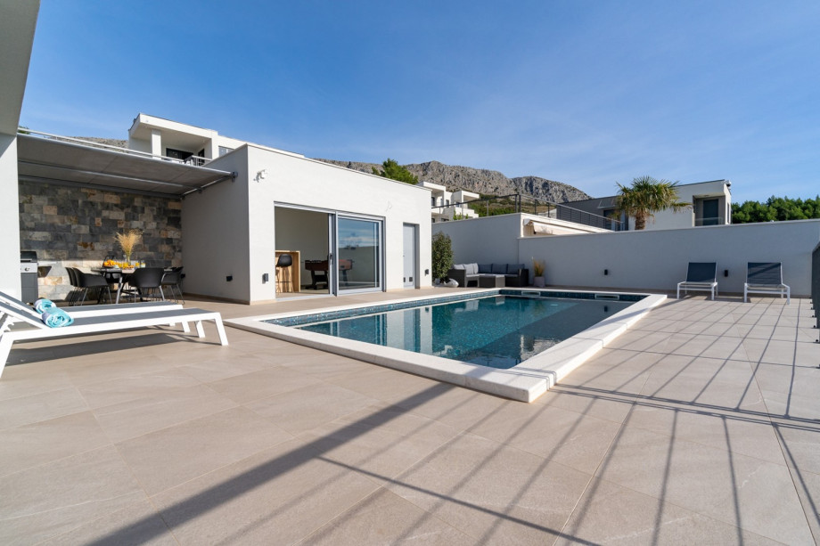 A huge sun deck area for relaxing sunbathing