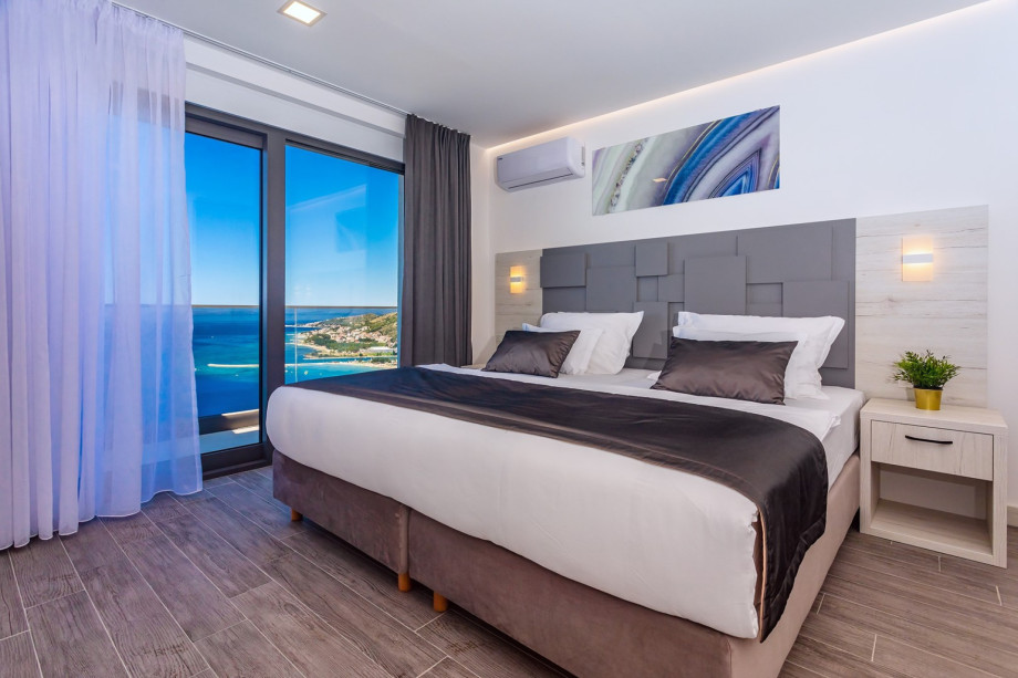 The bed in Bedroom No3 is 200x210cm and can separate into 2 single beds