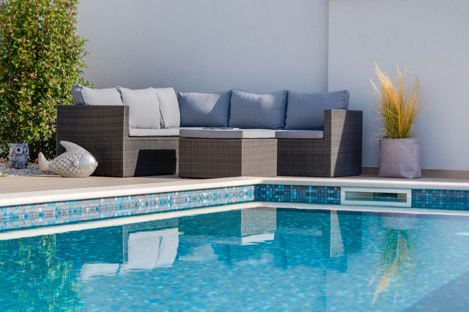 The pool has a fully automated salt electrolysis system (Chlorine-Free system).