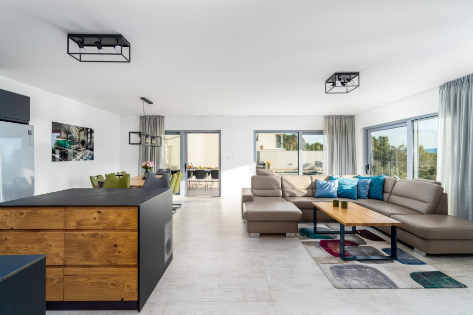 The ground floor (pool level) offers a fully equipped kitchen with a dining table