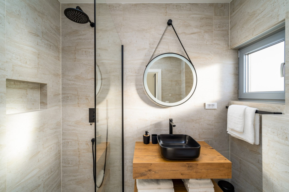 En-suite bathroom with shower (Bedroom No1)