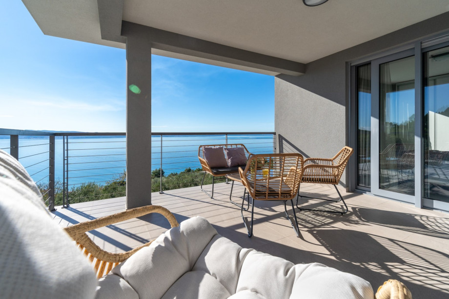 Enjoy amazing sea and pool views