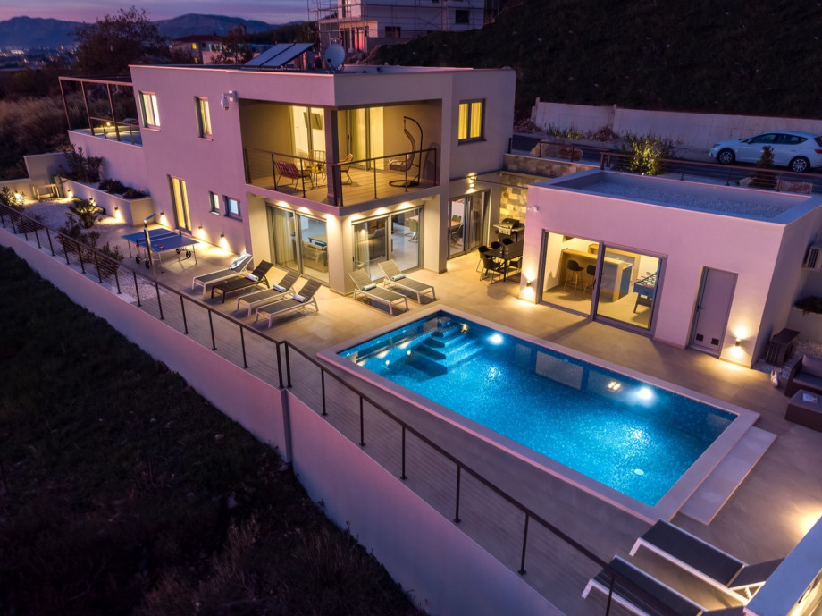 Located on a 600 m2 plot and stands on 200 m2 of living space spread over two floors