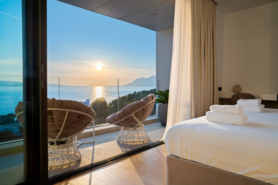 Brand-new private property, very spacious, contemporary and light filled high-end 4-bedroom villa