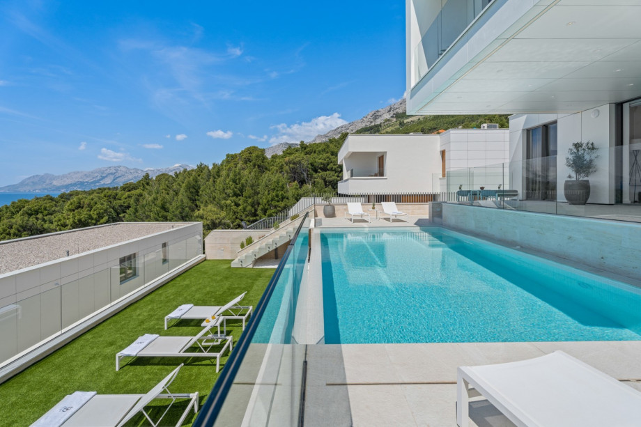 A private 7,5m x 4m infinity swimming pool, heated and with hydromassage.