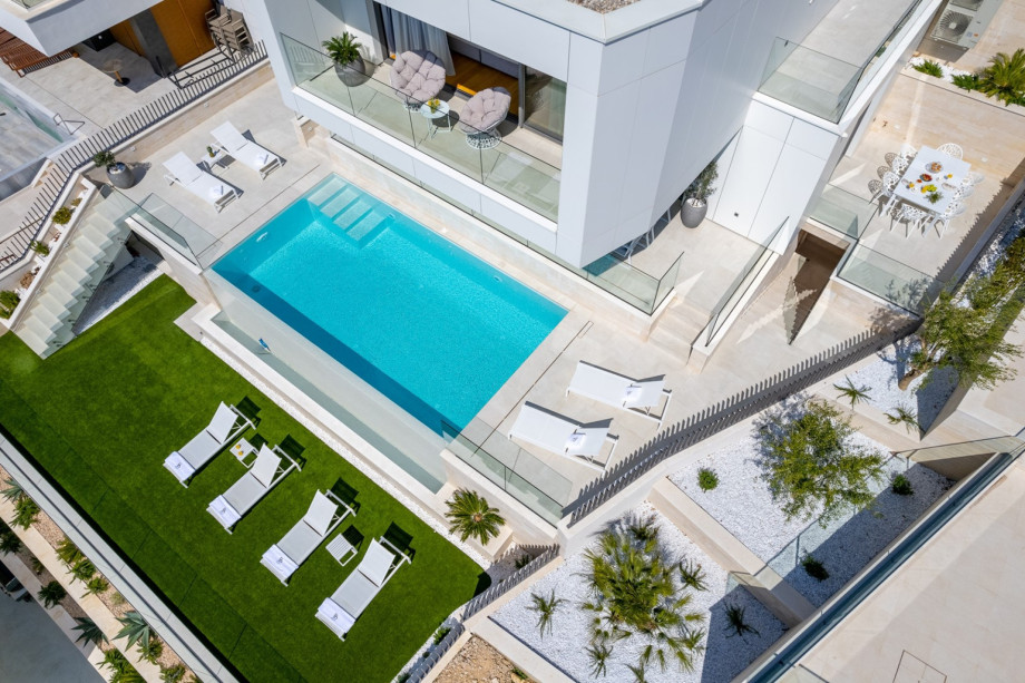 Es gibt einen bewachten Parkplatz für 2 Autos und eine Videoüberwachung am Eingang.