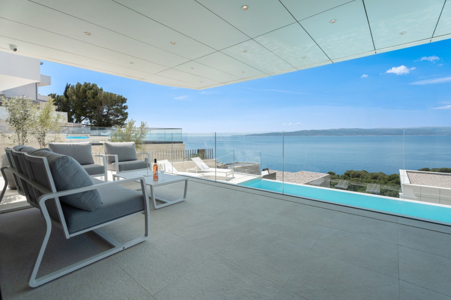 Pool mit einem chlorfreien Wassersystem, das sanft und viel gesünder für Ihre Haut ist.