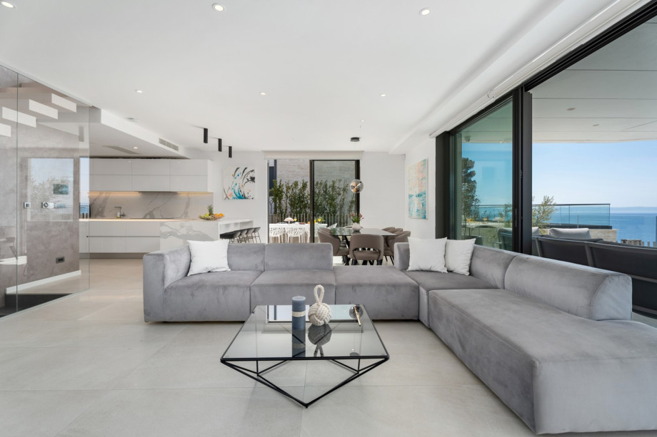 Fully air conditioned 60sqm area connected with the outdoors with glass-to-ceiling doors offering a very bright and open living area.