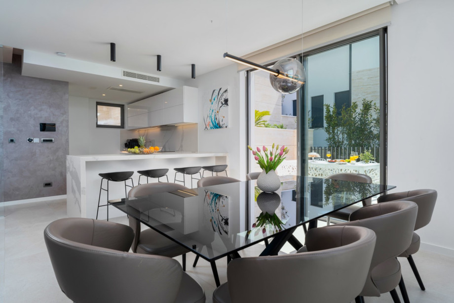 Dining area for 8 persons