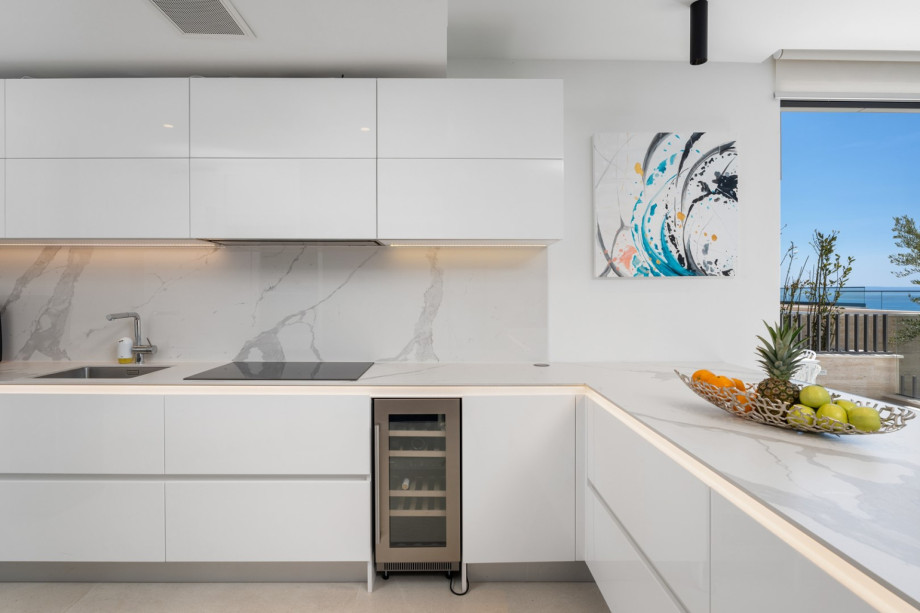 Eine voll ausgestattete Küche mit allen notwendigen Annehmlichkeiten, die ein moderner Gast für einen komfortablen Aufenthalt benötigt