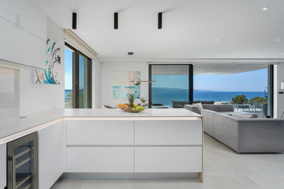 Great choice of kitchen amenities; a microwave oven, a wine cooler, an ice maker, a Phillips LatteGo coffee maker, a filter for water makes your stay more relaxed