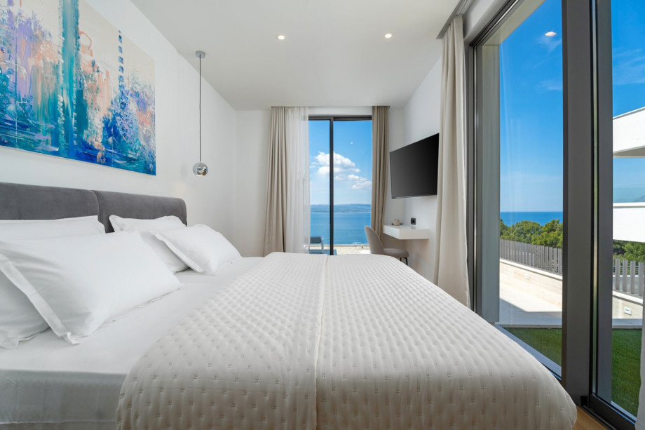 Bedroom No1 (23sqm)on the ground floor, a King size bed 200cm x 200cm, a TV 50˝, A/C, Seaview