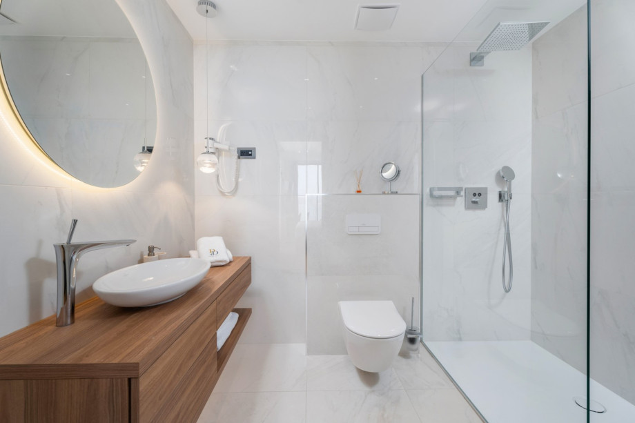 En-suite bathroom attached to Bedroom No1 with a shower 140x90