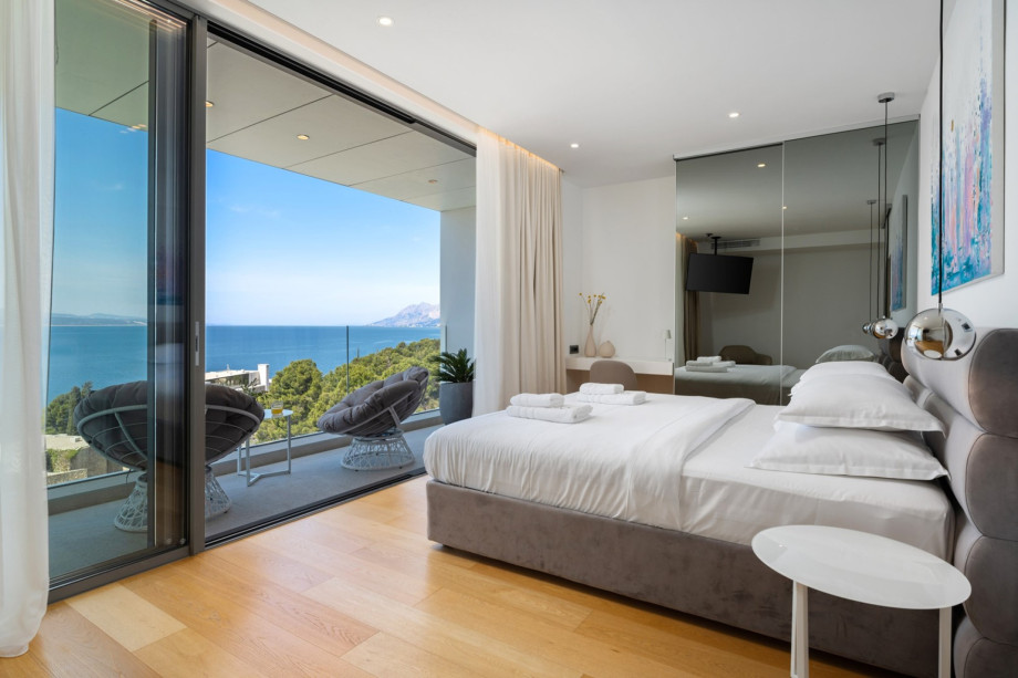 Bedroom No2 (27sqm) with a super king size bed 210x200cm, TV, A/C, first floor