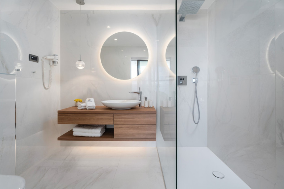 En-suite bathroom attached to Bedroom No2 with a shower 140x90