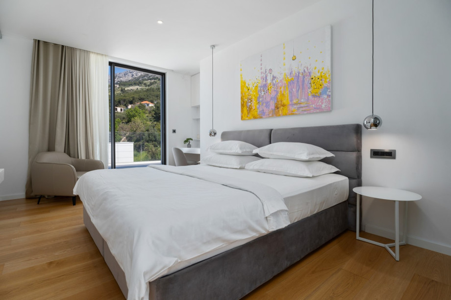 Schlafzimmer Nr. 3 (25 m2) mit einem Super-Kingsize-Bett 210 x 200 cm, TV, Klimaanlage, erster Stock