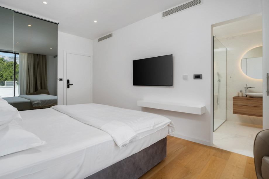 Schlafzimmer Nr. 3 hat einen Ausgang zur Terrasse mit herrlichem Meerblick