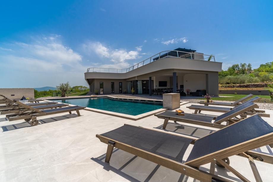 A private and heated mineral pool (Magnapool system) 12m x 6m (1.5m deep) with Hydromassage