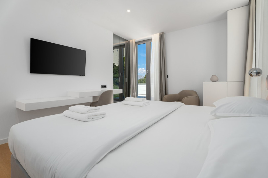 Schlafzimmer Nr. 4 hat einen Ausgang zur Terrasse mit herrlichem Meerblick