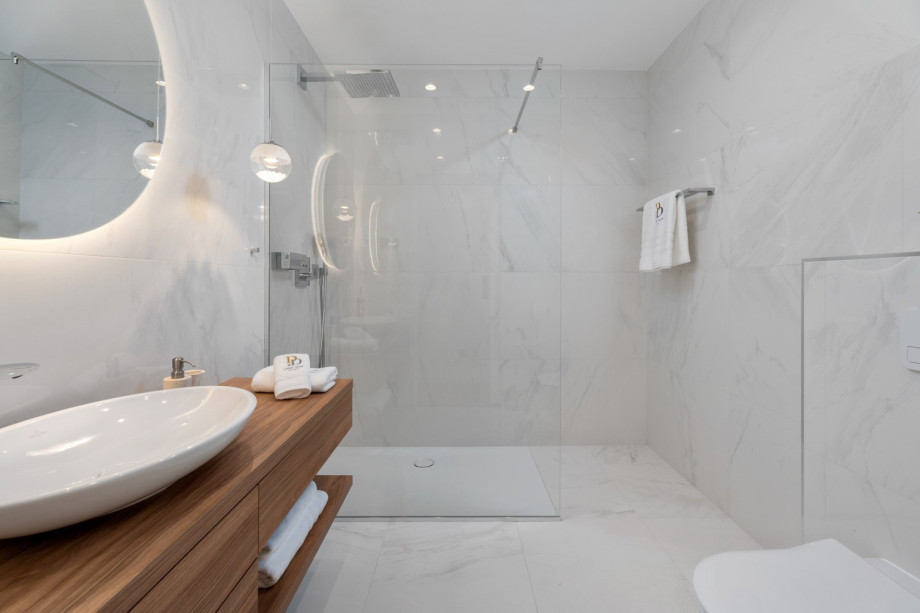 En-suite bathroom attached to Bedroom No4 with a shower 140x90