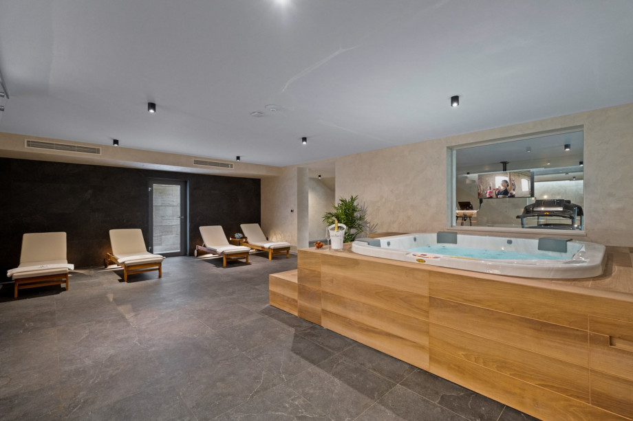 An air-conditioned Wellness (62sqm) and a Gym (32sqm) are located on the Lower ground floor