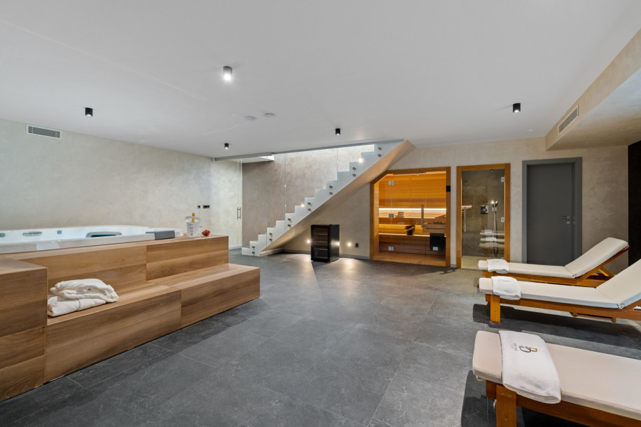 Der Wellnessbereich bietet einen Hot-Tub (Whirlpool) für 5-6 Personen, eine finnische Sauna, 4 Liegestühle, Bluetooth-Lautsprecher, eine Dusche und eine separate Toilette.