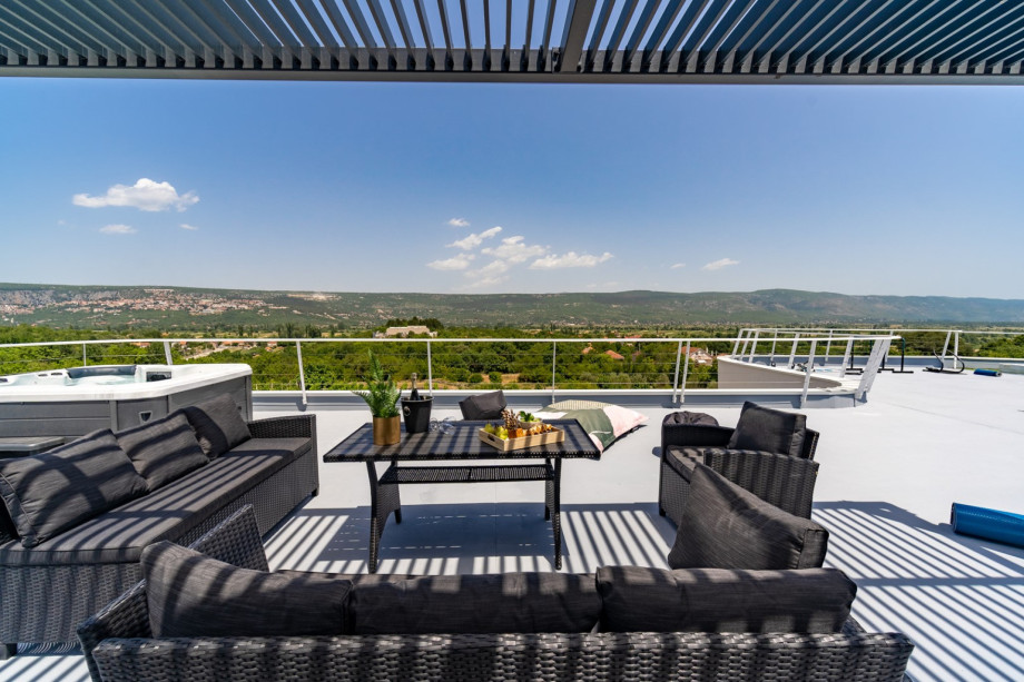 On the rooftop is a Whirlpool for 5 people and comfortable lounge corner