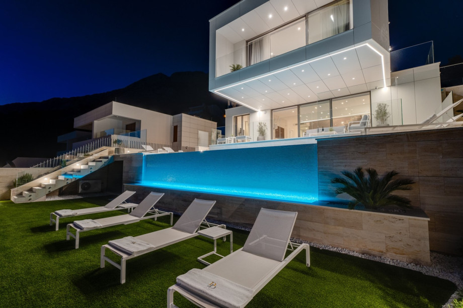 Die Anordnung der Lichter im Außenbereich sorgt für tolle Urlaubsstimmung