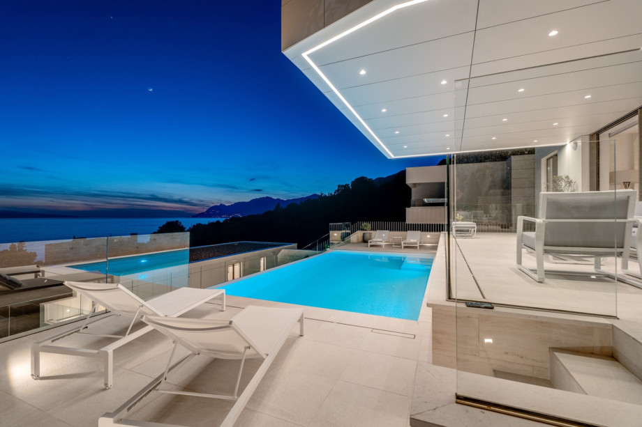 Large swimming pool of 30 m2, with a spacious sunbathing area with 8 deck chairs