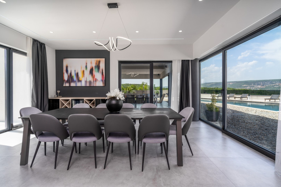 Dining area for 10 people