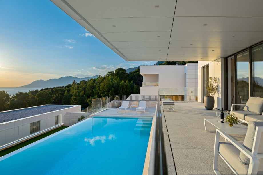 This is a modern place to stay with a quiet environment but still close to all