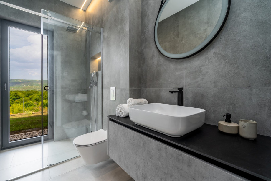 En-suite bathroom with a shower (Bedroom No1)