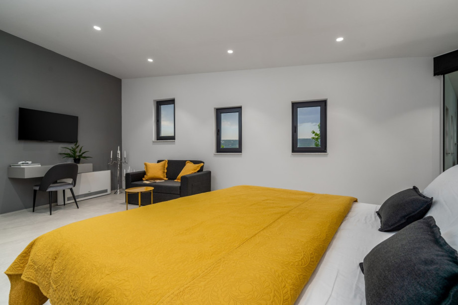 The 5th Bedroom (37.5sqm) has a separate entrance from the outdoors