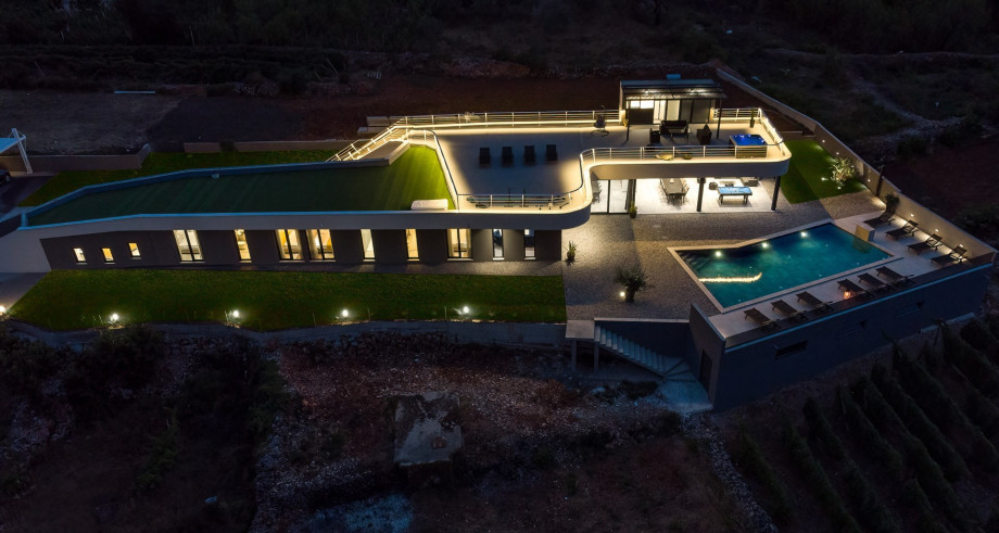 The extremely beautiful Villa Madre offers stronger connections with the landscape