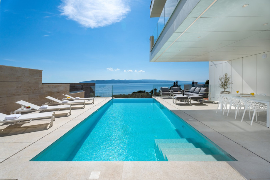 A private 8,9m x 3,6m infinity swimming pool, heated and with hydromassage