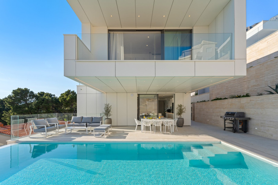 Brand-new private property, very spacious, contemporary and light-filled, high-end villa