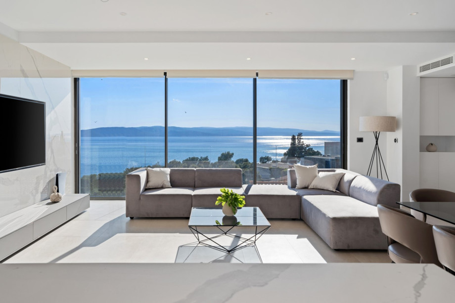 Very bright and open living area with sea views from almost every corner