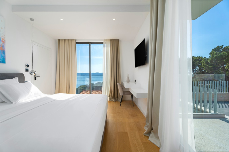 Bedroom No1 (24sqm)  on the ground floor, a Super king size bed 210cm x 200cm, a TV 50˝, air conditioner