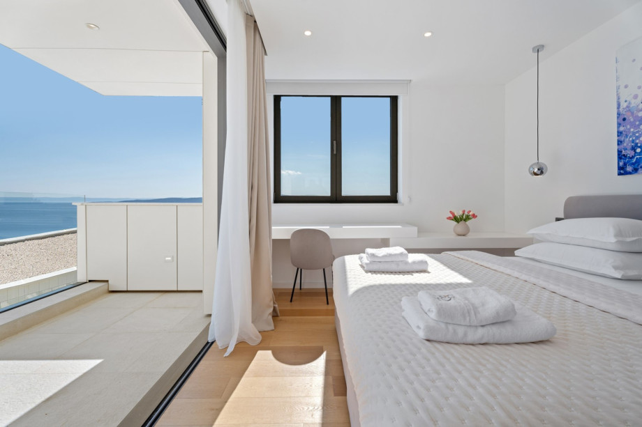 Bedroom No2 has an en-suite bathroom with a shower 140x90, amazing sea views, and a terrace with outdoor furniture.