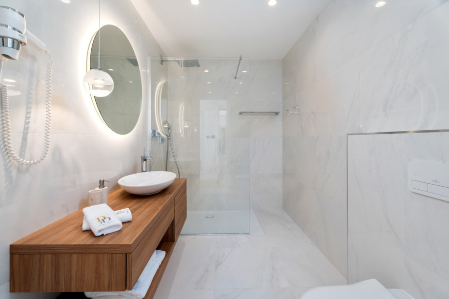 En-suite bathroom with a shower 140x90 (Bedroom No3)