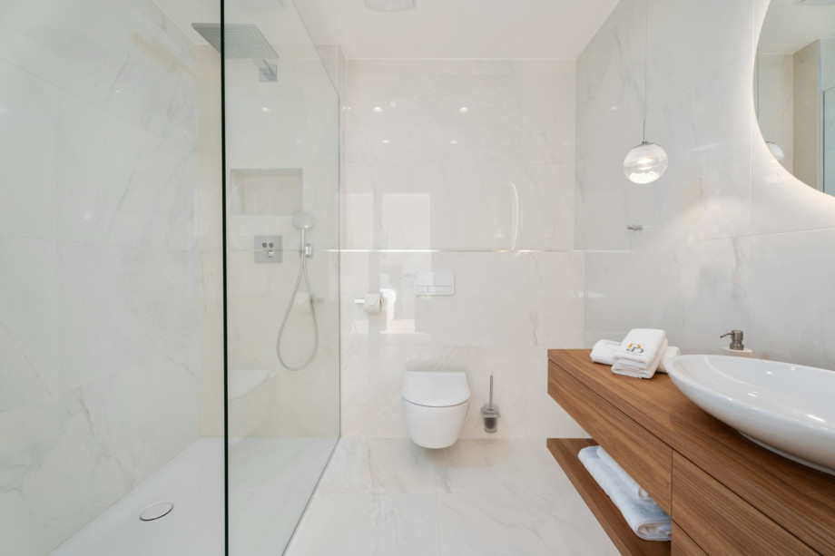 En-suite bathroom with a shower 140x90 (Bedroom No4)