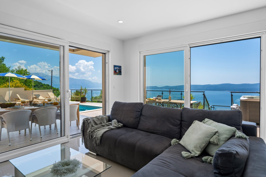 Very bright and open living area with sea views from almost every corner