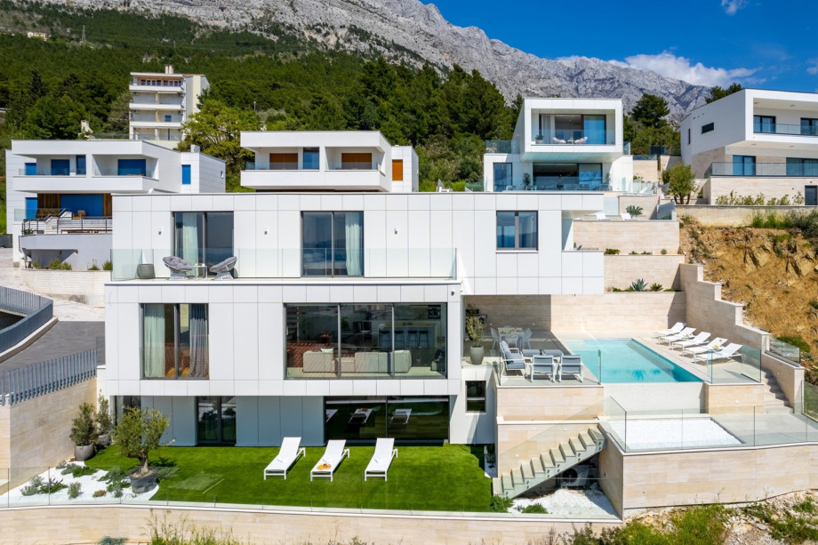 Villa is settled on a 507sqm plot with 335sqm of living area spread on three levels