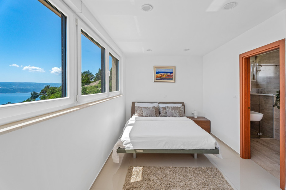 Bedroom No1 on the middle floor, a queen size bed 160cm x 200cm, a TV, A/C, ensuite