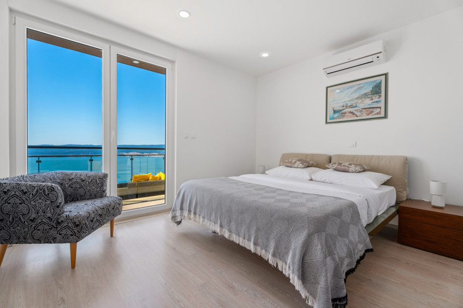 Bedroom No2 on the upper floor, a king size bed 180cm x 200cm, a TV, A/C, ensuite