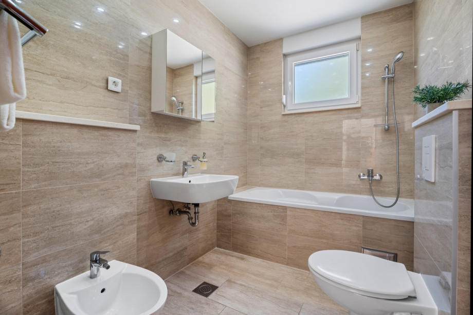 En-suite bathroom with a bathtub (Bedroom No2)