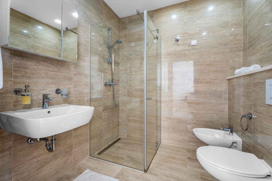 En-suite bathroom with a shower (Bedroom No3)